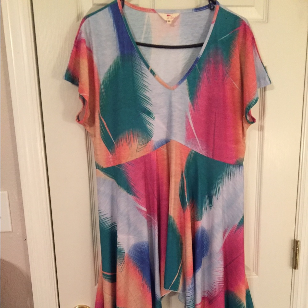 Multi-color shark-bite top. Sz-Lg